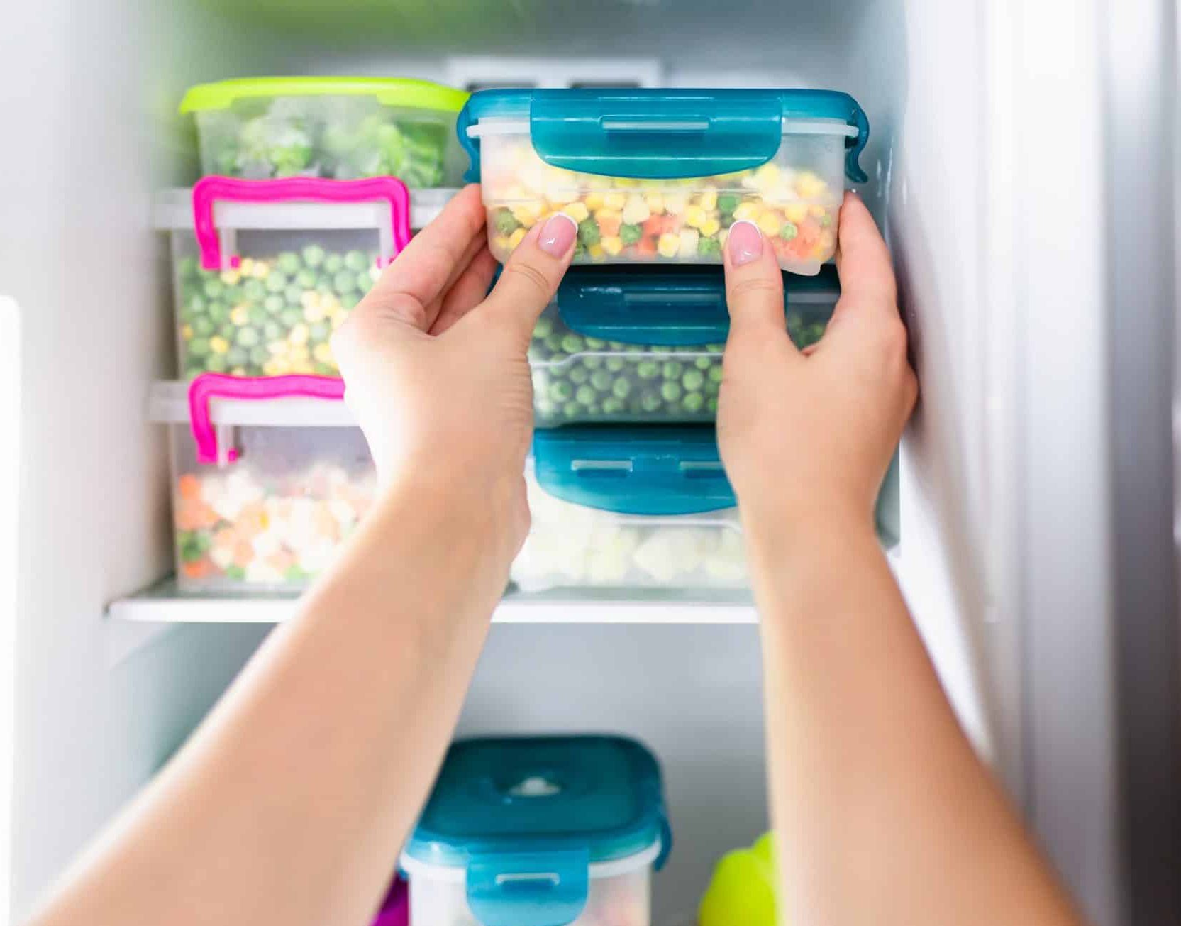 Freezer com alimentos congelados – Bom Frio Refrigeração